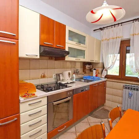 Nives 748 Apartamento Pula