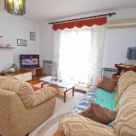 Nives 748 Apartamento Pula