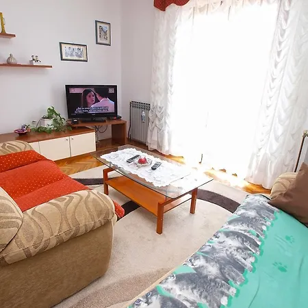 Nives 748 Apartamento Pula